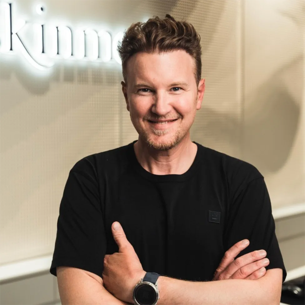 Dr. med. Felix Bertram ist Dermatologe und Longevity-Experte, Unternehmer, Speaker und Investor.